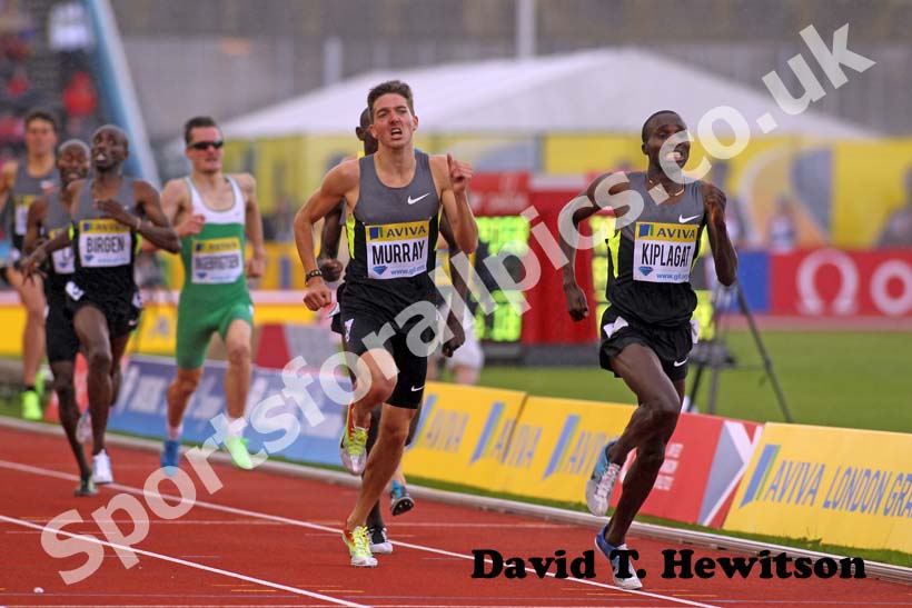 Ross Murray trying to catch Silas Kiplagat in the Emsley Carr Mile, 2012 Samsung Diamond League, Crystal Palace, London.